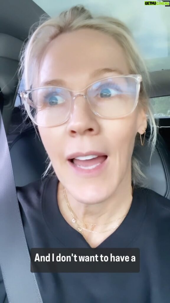 Jennie Garth Instagram - Don’t lose your momentum! 🏋️‍♀️. Sometimes we have to slow down and honor when our bodies are hurting. But that doesn’t mean we have to stop! Believe me I tried 😎 but my trainer @jasonalivefitness encouraged me to come to the gym anyway and do moves that didn’t cause me pain. We had to modify and go slow, but moving my body and getting my blood pumping felt so good. And more importantly kept my head in the game! Which let’s face it is half the battle! It would be so much easier to quit and just say ‘I can’t, I’m injured’ but it would be that much harder to start back up again after missing workouts. I’m telling you…if you can, keep your body moving. Modify and find moves that don’t aggravate your injury. Take it slow and listen to your body. Happy Friday friends. Have a healthy weekend🤩 🖤JG #ichooseme #fitness #friday