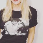 Jennie Garth Instagram – Sending you a little sunshine today! 
☀️😎☀️😎☀️😎☀️😎☀️😎☀️😎☀️
Custom “Meet me at the beach house” T-shirt available now, use the link in my bio *While supplies last! 😘
🖤JG

#ichooseme #me #mebyjenniegarth #merch #memerch #beverlyhills #90210 #kellytaylor #kelly #tshirt #custom