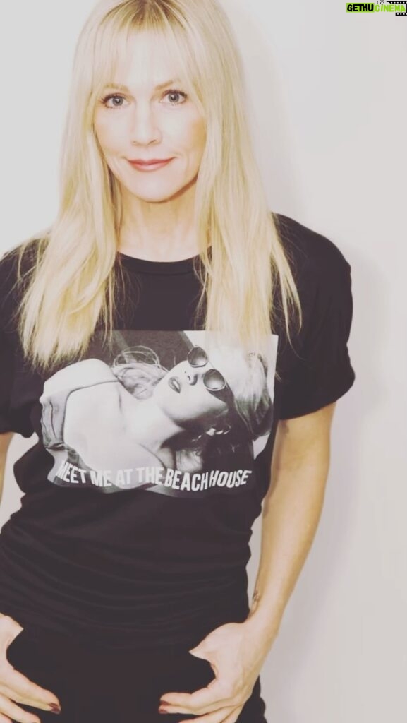 Jennie Garth Instagram - Sending you a little sunshine today! ☀️😎☀️😎☀️😎☀️😎☀️😎☀️😎☀️ Custom “Meet me at the beach house” T-shirt available now, use the link in my bio *While supplies last! 😘 🖤JG #ichooseme #me #mebyjenniegarth #merch #memerch #beverlyhills #90210 #kellytaylor #kelly #tshirt #custom
