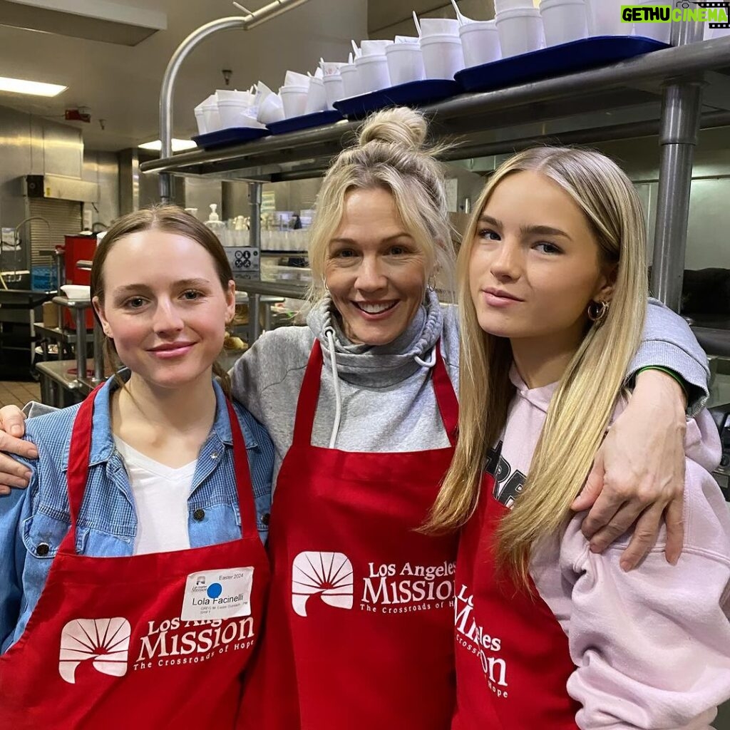 Jennie Garth Instagram - Happy Easter everyone! 🐣 We always love spending time at @thelamission with our community, particularly the increasing number of individuals and families facing homelessness. And loved seeing old and new friends there too🤩 The Los Angeles Mission is dedicated to bringing the Easter spirit by providing warm meals, hot showers, and comfort to those less fortunate in our city. The last shot is just cuz, well it’s Easter!🐰🐰🐰🐰🐰🐰🐰🐰🐰🐰🐰🐰 (turn up the volume to hear him nibble😘) #easter #volunteer #family #LA #mission