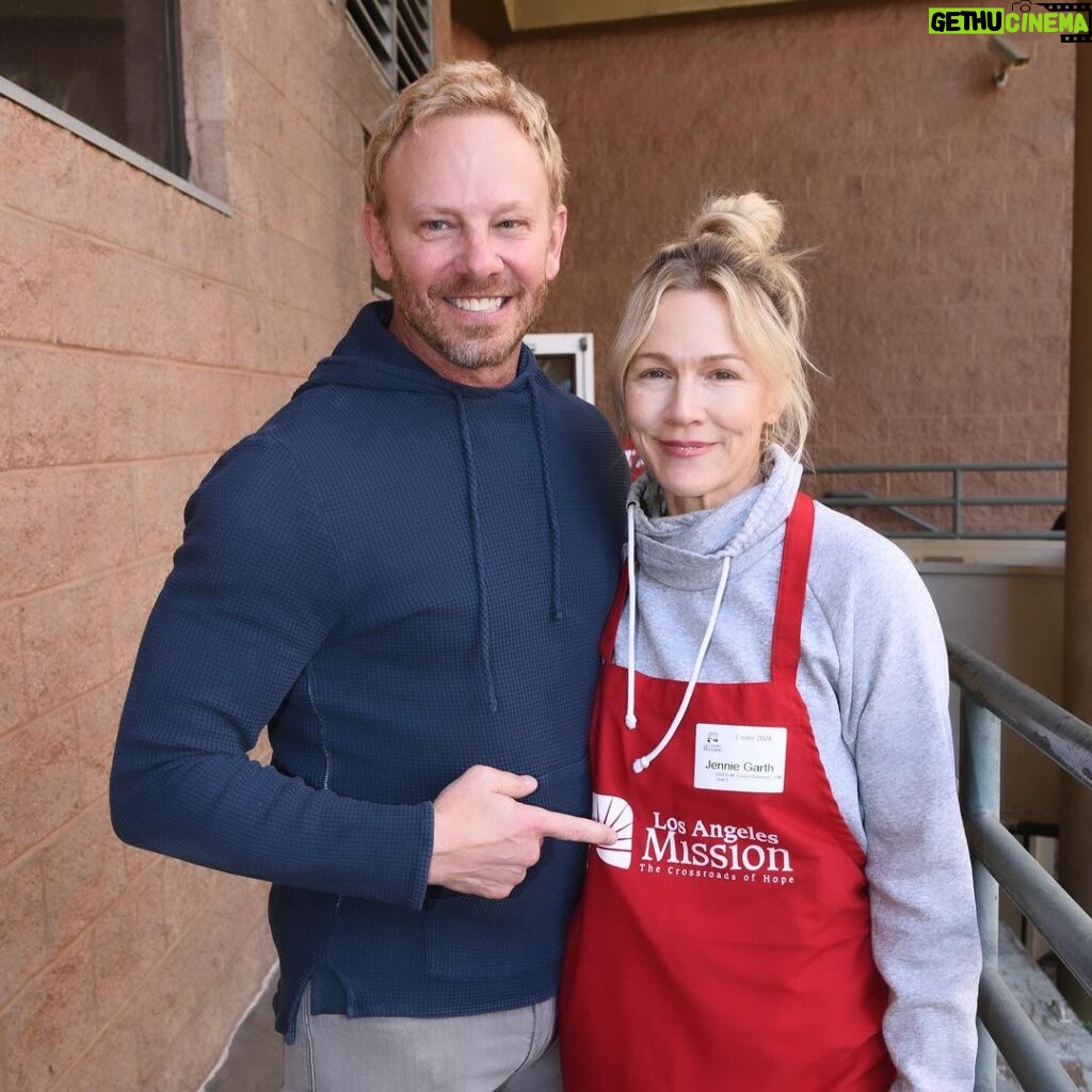 Jennie Garth Instagram - Happy Easter everyone! 🐣 We always love spending time at @thelamission with our community, particularly the increasing number of individuals and families facing homelessness. And loved seeing old and new friends there too🤩 The Los Angeles Mission is dedicated to bringing the Easter spirit by providing warm meals, hot showers, and comfort to those less fortunate in our city. The last shot is just cuz, well it’s Easter!🐰🐰🐰🐰🐰🐰🐰🐰🐰🐰🐰🐰 (turn up the volume to hear him nibble😘) #easter #volunteer #family #LA #mission