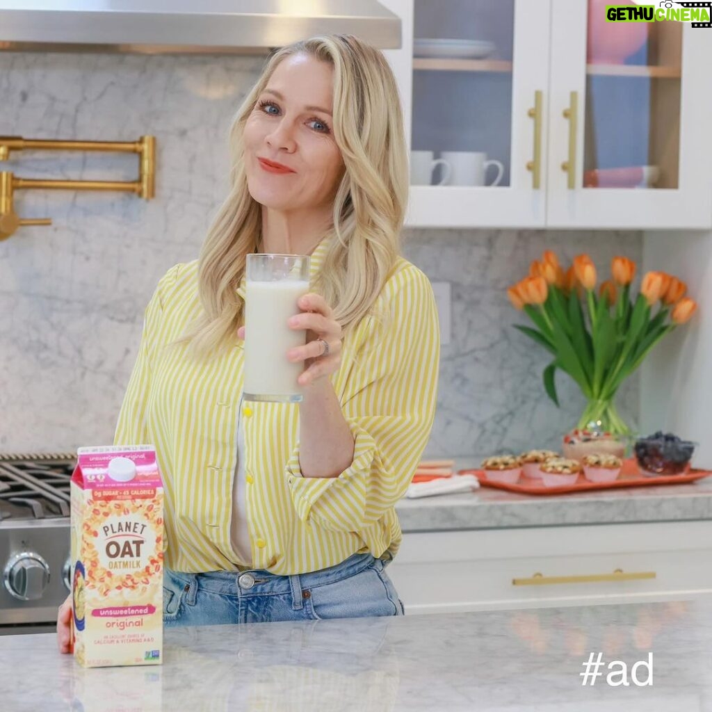 Jennie Garth Instagram - #ad Rise and shine, breakfast fam! ☀️🥱 Begin your day on the right sip with the rich & creamy, non-dairy @planetoat Oatmilk! Whether you’re drinking straight from the glass, whipping up your favorite recipes, adding a splash to your coffee, or pouring it over your cereal, Planet Oat is the perfect breakfast companion! Join me, and raise a glass🥛 (of Planet Oat Oatmilk, of course!) to a morning filled with flavor and fun!💛 #PlanetOatPartner