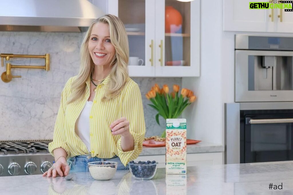 Jennie Garth Instagram - #ad We are springing forward with Daylight Savings! @planetoat is here to help you reset your clocks, minds and bodies. I always start my day off on the right foot by making my morning coffee☕️ with Planet Oat Unsweetened Original Oatmilk – and tomorrow, you can too! LA, NYC, Chicago, Boston, Philly, and DC: Planet Oat will be in your cities tomorrow morning to offer you FREE coffee with Planet Oat Oatmilk, overnight oats, and mini muffins to help you get a tasty start to your day. ☀️☕️🥣 #planetoatpartner