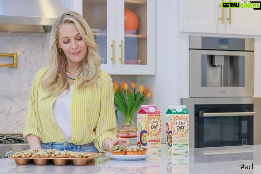 Jennie Garth Instagram - #ad We are springing forward with Daylight Savings! @planetoat is here to help you reset your clocks, minds and bodies. I always start my day off on the right foot by making my morning coffee☕️ with Planet Oat Unsweetened Original Oatmilk – and tomorrow, you can too! LA, NYC, Chicago, Boston, Philly, and DC: Planet Oat will be in your cities tomorrow morning to offer you FREE coffee with Planet Oat Oatmilk, overnight oats, and mini muffins to help you get a tasty start to your day. ☀️☕️🥣 #planetoatpartner