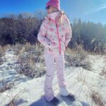 Jennie Garth Instagram - Family hike time! ❄️🥾⛄️We went deep into the woods and saw the most beautiful icy river and tracked wild animals (they were all hiding from us, I guess they saw us coming lol) Our outdoor fits by: @loveshackfancy x @bogner @ferastyle @kjus @thenorthface @carhartt