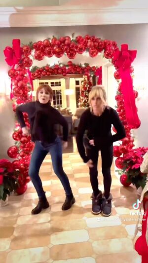 Jenny McCarthy-Wahlberg Instagram - Who else likes balls? #christamasdecor