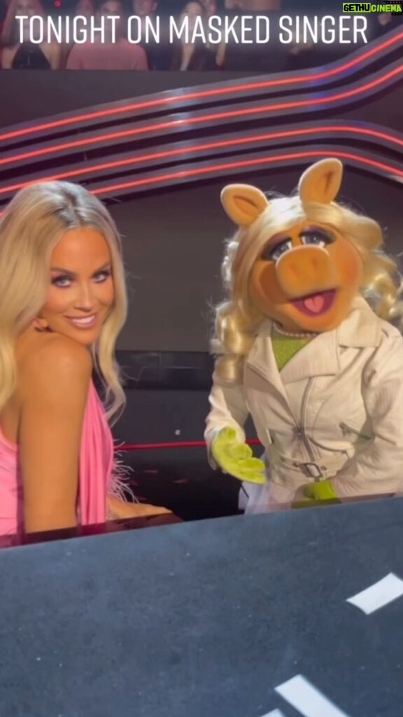 Jenny McCarthy-Wahlberg Instagram - My favorite blonde in the biz, @realmisspiggy joins @maskedsingerfox tonight. Hope you tune in. They also make me sing on stage tonight. I will be hiding under my bed during that part. 🤦‍♀️🤣