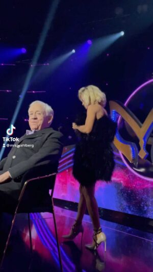 Jenny McCarthy-Wahlberg Instagram - Didn’t fall or fart while making this TikTok. Progress indeed. 🤸‍♀️ All new  @maskedsingerfox is on tonight. 
#themaskedsinger