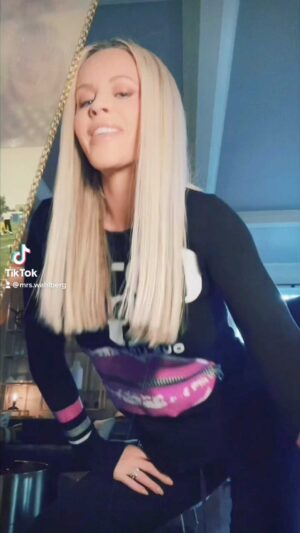 Jenny McCarthy-Wahlberg Instagram - Bringing it all the way back to #1989 🤸‍♀️ #bringbackthetime  @nkotb @donniewahlberg #timewarp 
#dancechallenge