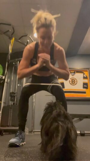 Jenny McCarthy-Wahlberg Instagram - I did! I let the dogs out. 5 lb fluffy weights are the best. 🐶🐶 stay tuned for my dead lifts using Lumpy. 😂
#workout #homegym using @kirastokesfit app and @amymccarthy_ifbbpro expert tips. ❤️💪🏻