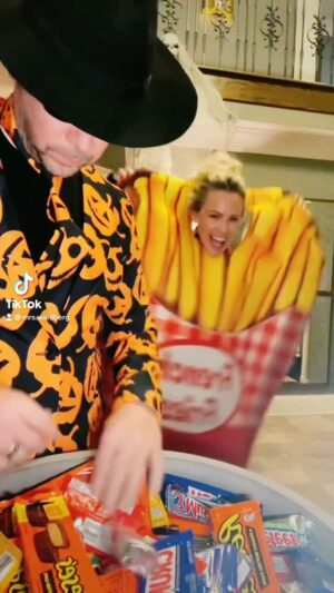 Jenny McCarthy-Wahlberg Instagram - While on candy duty with @donniewahlberg #happyhalloween #caughtavibe 💃🧡