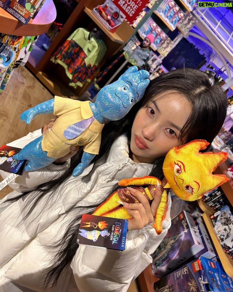 Jeon So-yeon Instagram - 또 만나요🔥🫶 Times Square, New York City