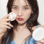 Jeon So-yeon Instagram – Fixing Dew Cushion💧
@toocoolforschool_official  #투쿨포스쿨 🖤💙💛