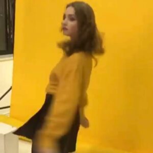 Jessica Barden Instagram - @phil.rosenthal challenged me to dance and donate to somebodyfeedthepeople.org supporting @wckitchen @homeboyindustries @foodforward ❤️ now, I’m not one to pass up an opportunity to dance, these are some of my personal favs 🤘🏼dance and donate and tag #somebodyfeedthepeople Phil will choose a winner and many prizes lay ahead ✨ I challenge @hayleaulaw @pamelaadlon @thelesliejordan to DANCE and donate ❤️