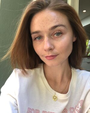 Jessica Barden Instagram - I waited for the wind to blow to take this 🤷🏻‍♀️💅🏼 wearing new slip cover by @saiebeauty which is ALL clean and vegan make up 🌱thank you!