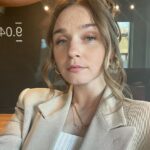 Jessica Barden Instagram - Shout out to my Julie the mother of @ashleycockrellhair for the hair clip you saved the day hun. I do interviews in leggings now like Liza Minnelli.