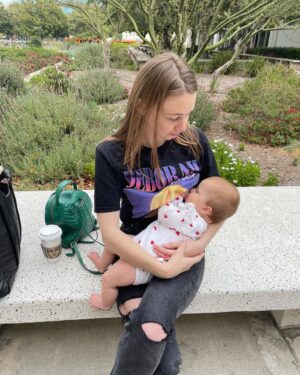 Jessica Barden Instagram - Federal building 6:48am. Emergency passport for same day travel. That is actually showbiz.