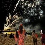 Jessica Barden Instagram - 🌸hawai holidays🌸 poke nachos everyday, the best 🌅 , fireworks on the beach ✨ , working up an appetite for 🔥 iykyk and Jed 🦦 @maunalaniauberge we love you forever and ever and we will see you soon hehe Mauna Lani, Auberge Resorts Collection