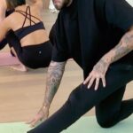Jessica Thivenin Instagram - « Je ne suis pas très à l’aise dans cette position » 😆 @thibaultgarcia et le yoga, ça fait deux ! 🤣 « C’est la famille », tous les samedis, 5 nouveaux épisodes exclusivement sur 6play