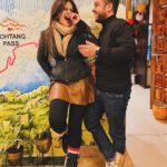Jigyasa Singh Instagram - Another year of making memories with the ones who makes my heart happy ! #2023photodump PS: we tried the famous orry pose in the 4th one 🙃