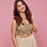 Jiya Shankar Instagram - Watch me as I get ready for my best friend’s wedding🎀 This amazing Cinnamon Spice Melt adds just the flavor to the filmy bridesmaid that i am ✨ . I only trust my Matrix professionals and thus went to them to get my hair on fleek 💃 . Ya’ll can choose from the different hair color melts 💥 Cinnamon, Red, Gold, Mocha, Choco Melt and dazzle the new look! So don’t miss out and head over to a Matrix Salon near you to get your hair colored too!! #Ad @matrixindia_lnc #DareToMelt #MatrixColorMelt #matrixindia
