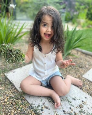 José Miguel Viñuela Instagram - Feliz cumple Elisa querida.. 3 años de amor infinito, de ser testigo de una niñita dulce, risueña, alegre y habladora. Tu dulzura vino a coronar esta preciosa familia. Te adoro hasta el infinito y más allá.. Mi cloncito ❤️