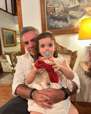 José Miguel Viñuela Instagram - Feliz cumple Elisa querida.. 3 años de amor infinito, de ser testigo de una niñita dulce, risueña, alegre y habladora. Tu dulzura vino a coronar esta preciosa familia. Te adoro hasta el infinito y más allá.. Mi cloncito ❤️