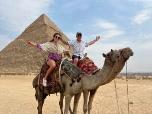 José Miguel Viñuela Instagram - Egipto.. 
Guiza y Sakkara
Pirámides de keops Kefrèn, Micerinos y Pirámide Escalonada.. 
lindo paseo en Camello.. eso si cuando se levantan lo hacen con las patas de atràs primero así q casi me fui de hocico 😂😂😂😂😂