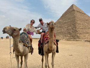 José Miguel Viñuela Instagram - Egipto.. 
Guiza y Sakkara
Pirámides de keops Kefrèn, Micerinos y Pirámide Escalonada.. 
lindo paseo en Camello.. eso si cuando se levantan lo hacen con las patas de atràs primero así q casi me fui de hocico 😂😂😂😂😂