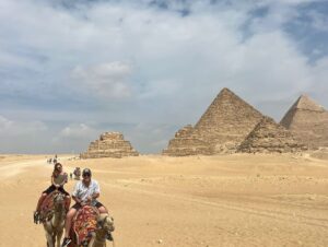 José Miguel Viñuela Instagram - Egipto.. 
Guiza y Sakkara
Pirámides de keops Kefrèn, Micerinos y Pirámide Escalonada.. 
lindo paseo en Camello.. eso si cuando se levantan lo hacen con las patas de atràs primero así q casi me fui de hocico 😂😂😂😂😂