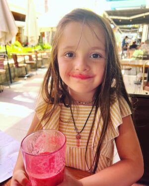 José Miguel Viñuela Instagram - Hoy tocó paseo con nińitas.. Celebramos a la Elisa q dejó los pañales y va al baño sola!!! Y a la Clarita por su primera semana en el Colegio.. 
#papaporsiempre #familia #niñitas #amor