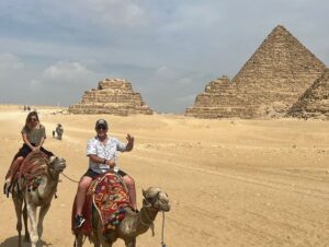 José Miguel Viñuela Instagram - Egipto.. 
Guiza y Sakkara
Pirámides de keops Kefrèn, Micerinos y Pirámide Escalonada.. 
lindo paseo en Camello.. eso si cuando se levantan lo hacen con las patas de atràs primero así q casi me fui de hocico 😂😂😂😂😂
