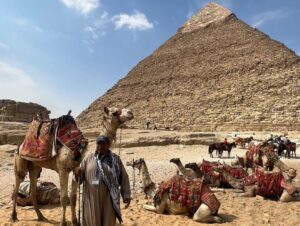 José Miguel Viñuela Instagram - Egipto.. 
Guiza y Sakkara
Pirámides de keops Kefrèn, Micerinos y Pirámide Escalonada.. 
lindo paseo en Camello.. eso si cuando se levantan lo hacen con las patas de atràs primero así q casi me fui de hocico 😂😂😂😂😂