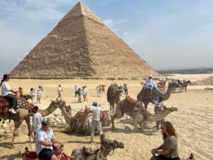 José Miguel Viñuela Instagram - Egipto.. 
Guiza y Sakkara
Pirámides de keops Kefrèn, Micerinos y Pirámide Escalonada.. 
lindo paseo en Camello.. eso si cuando se levantan lo hacen con las patas de atràs primero así q casi me fui de hocico 😂😂😂😂😂