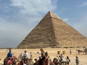 José Miguel Viñuela Instagram - Egipto.. 
Guiza y Sakkara
Pirámides de keops Kefrèn, Micerinos y Pirámide Escalonada.. 
lindo paseo en Camello.. eso si cuando se levantan lo hacen con las patas de atràs primero así q casi me fui de hocico 😂😂😂😂😂