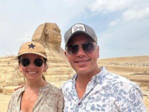 José Miguel Viñuela Instagram - Egipto.. 
Guiza y Sakkara
Pirámides de keops Kefrèn, Micerinos y Pirámide Escalonada.. 
lindo paseo en Camello.. eso si cuando se levantan lo hacen con las patas de atràs primero así q casi me fui de hocico 😂😂😂😂😂