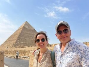 José Miguel Viñuela Instagram - Egipto.. 
Guiza y Sakkara
Pirámides de keops Kefrèn, Micerinos y Pirámide Escalonada.. 
lindo paseo en Camello.. eso si cuando se levantan lo hacen con las patas de atràs primero así q casi me fui de hocico 😂😂😂😂😂