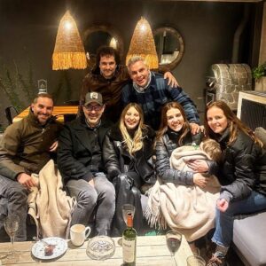 José Miguel Viñuela Instagram - Años de amistad y seguimos brindando por ti..
Qué lindo verlos amigos!!
