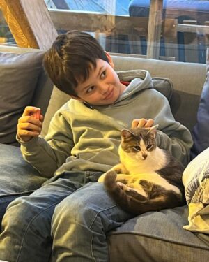 José Miguel Viñuela Instagram - Parece q vamos a tener más hijos… Jamás pensè q me iba a encantar con los gatos.. y mis niños para q decir… los aman!!! ❤️❤️❤️❤️❤️