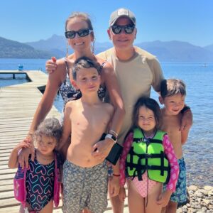 José Miguel Viñuela Instagram - Feliz día del amor… Esta foto representa todo lo q puedo llegar a amar en esta vida..
A ti @constanzalira eres el pilar fundamental de esta familia, la q me da amor, cariño, preocupación y lo más importante: PAZ.. 
Amar es estar en el momento justo.. en el encuentro perfecto q con los años se va trabajando para hacerlo volar más alto aún.. Ahí es cuando uno puede hablar de amor.. Atravezar los buenos y malos momentos juntos, abrazados siendo uno y creyendo siempre en lo más importante.. LA FAMILIA..
Gracias por regalarme a estos 4 niños maravillosos q son mis ojos. Por ti y por ellos volvería a recorrer los mismos caminos de esta vida. 
El título de esta foto es: Feliz dia del Amor en todas sus formas..