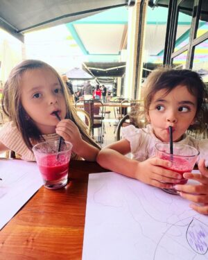 José Miguel Viñuela Instagram - Hoy tocó paseo con nińitas.. Celebramos a la Elisa q dejó los pañales y va al baño sola!!! Y a la Clarita por su primera semana en el Colegio.. 
#papaporsiempre #familia #niñitas #amor