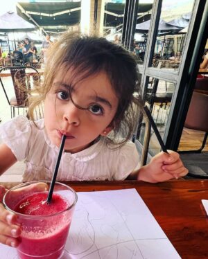 José Miguel Viñuela Instagram - Hoy tocó paseo con nińitas.. Celebramos a la Elisa q dejó los pañales y va al baño sola!!! Y a la Clarita por su primera semana en el Colegio.. 
#papaporsiempre #familia #niñitas #amor