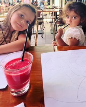 José Miguel Viñuela Instagram - Hoy tocó paseo con nińitas.. Celebramos a la Elisa q dejó los pañales y va al baño sola!!! Y a la Clarita por su primera semana en el Colegio.. 
#papaporsiempre #familia #niñitas #amor