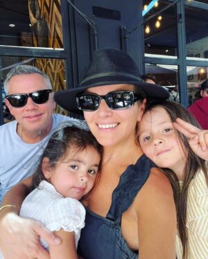 José Miguel Viñuela Instagram - Hoy tocó paseo con nińitas.. Celebramos a la Elisa q dejó los pañales y va al baño sola!!! Y a la Clarita por su primera semana en el Colegio.. 
#papaporsiempre #familia #niñitas #amor