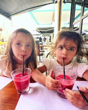 José Miguel Viñuela Instagram - Hoy tocó paseo con nińitas.. Celebramos a la Elisa q dejó los pañales y va al baño sola!!! Y a la Clarita por su primera semana en el Colegio.. 
#papaporsiempre #familia #niñitas #amor