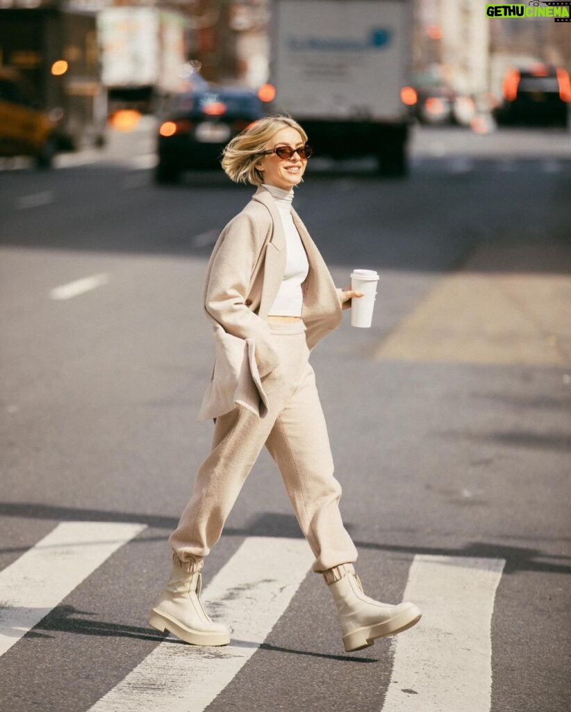 Julianne Hough Instagram - New York minute 🕐 New York City