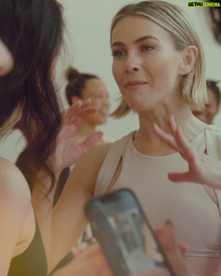 Julianne Hough Instagram - Connecting with others through my love of @kinrgy makes my heart swell like no other! It was such a special day getting to share the power of mindful movement with other amazing women. A special thank you to @flow and @blenderbites for helping make this as amazing as it was!