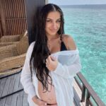 Kamila Tir-Abdelali Instagram - +9 kg d’amour Pour revenir au sujet de l’accouchement, beaucoup me disent qu’après une césarienne récente c’est obligatoirement une autre césarienne qui sera faite. D’autres me disent qu’elles ont accouché par voie basse… Partagez moi vos expériences sous cette photo, même si chaque corps est différents c’est bien d’échanger sur ce sujet en tant que mamans .. Bisous mes girls 🤍 Maldives