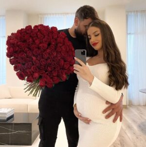 Kamila Tir-Abdelali Instagram - Everyday is Valentine’s Day for us 🖇
I love you my forever 🌹🏹❤️