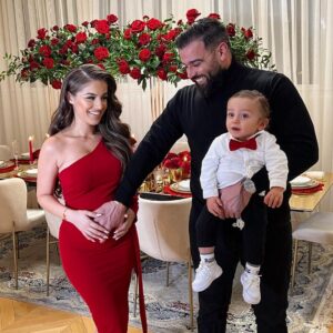Kamila Tir-Abdelali Instagram - Bonne et heureuse année 🎊
On vous souhaite surtout une bonne santé et d’être heureux🌹
Gros bisous de nous 3 et demi ♥️